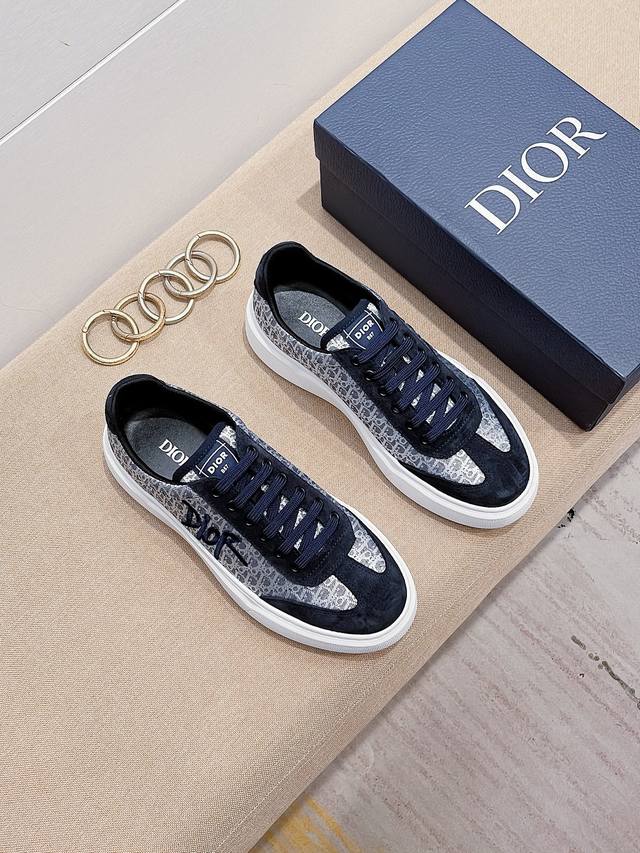 工厂价 Dior 迪奥最 2024新款精心打造，引爆全场！不断创新的国际品牌 此款男士四季休闲鞋，原版版本，鞋面采用牛皮面料 ，皮垫脚真爆超轻防滑大底，透气舒适