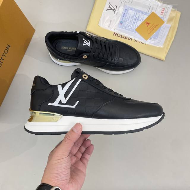 商品商标：Lv* 路易威* 低帮运动鞋 正码码数: 39-44 可订做45.46 商品材料：鞋面进口压花牛皮，羊皮内里，原版大底。 编 号：835