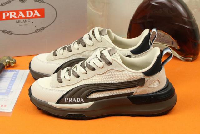 工厂价 高品质 Prada 普拉达新款上市著名奢侈品牌，专柜同步更新，意大利男鞋时尚杂志季刊封面主推款！鞋面采用意大利进口牛皮搭配透气网布面料制作，透气网布内里