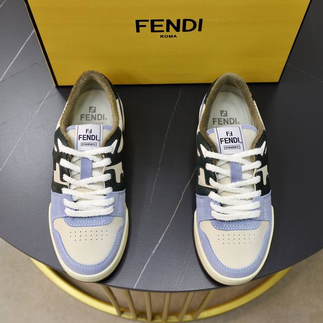 出厂价 情侣款 顶级原单 品牌：芬迪 Fendi 尺码：35-44 男38、45定制 等级：原单品质 高版本 材料： 进口原版牛皮拼接 优质舒适内里 原版tpu