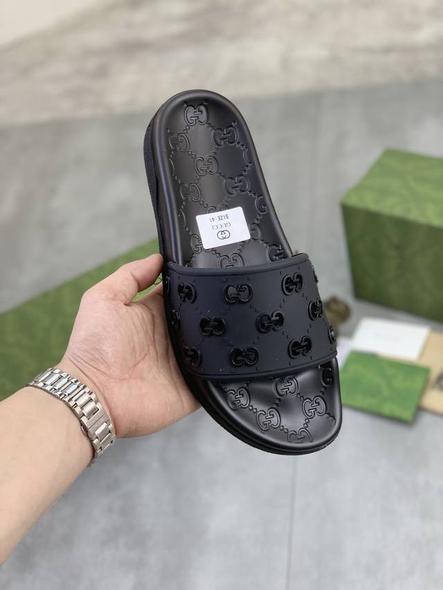 工厂价 实价 Gucci 古奇新款休闲拖鞋，原版官网1:1、高品质 完美做工 透射出一种尊贵奢华，于古奇高端超凡工艺中升华其奢侈定义。原版古奇双g大底，码数；3