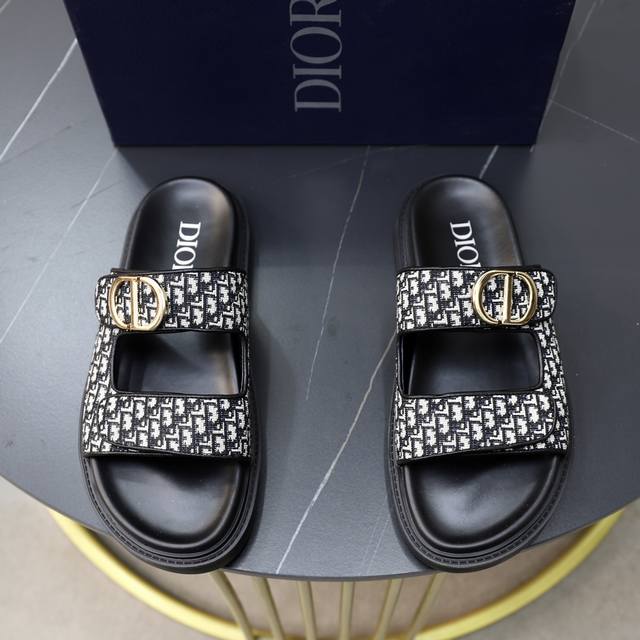 出厂价 品牌：迪奥dior 标准码：38-44 45定制 等级：官网同款 材料：原版牛皮面 羊皮内里 轻便耐磨组合大底 款式类别：男士时尚凉拖鞋 尊贵奢侈品大牌