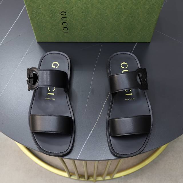 出厂价 顶级代购 Gucci 男士春夏拖鞋专柜同步 鞋面意大利进口牛皮面料，标志图形高品质工艺，鞋底：原厂特供原版底，独家活动成型底超级舒适，原厂跟单货，高品质