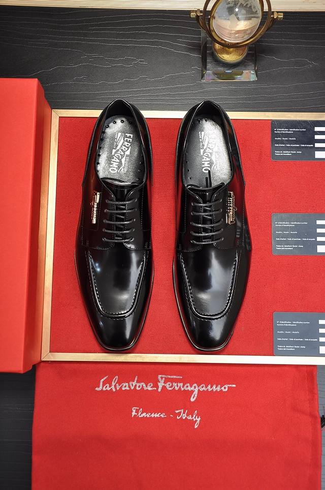 出厂价 菲拉格慕 Ferragamo 新款高端品质架正装皮鞋 风格华贵典雅，实用性和款式并重，我们异常关注质量和细节， 鞋楦皮料五金扣，做工舒适度都毫不逊色！材