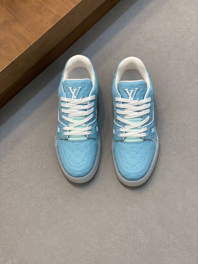 路易威登 女款lv Trainer 男女同款运动鞋“冰岛蓝”出货 现货秒发！ Virgil Abloh 从复古篮球鞋汲取灵感，打造备受青睐的 Lv Traine