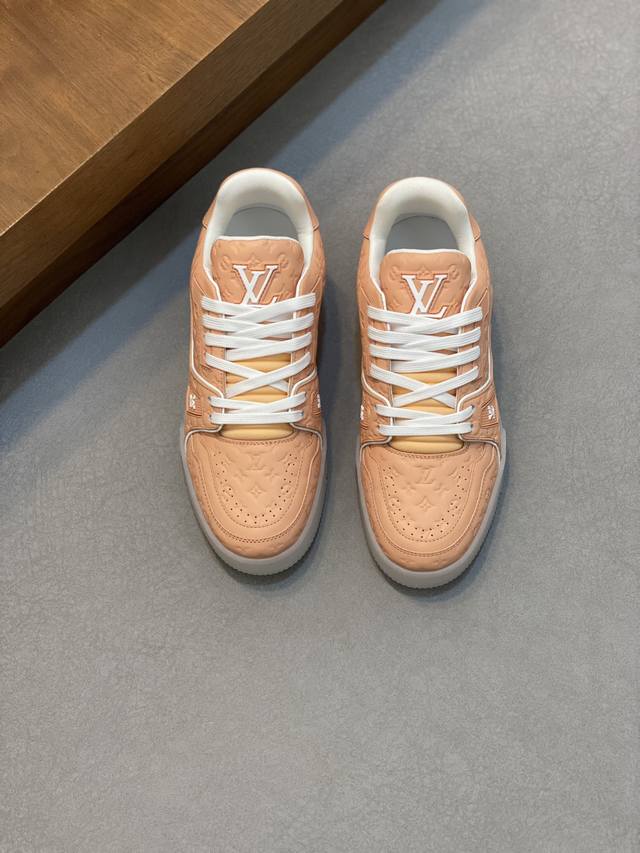 路易威登 女款lv Trainer 男女同款运动鞋“冰岛蓝”出货 现货秒发！ Virgil Abloh 从复古篮球鞋汲取灵感，打造备受青睐的 Lv Traine