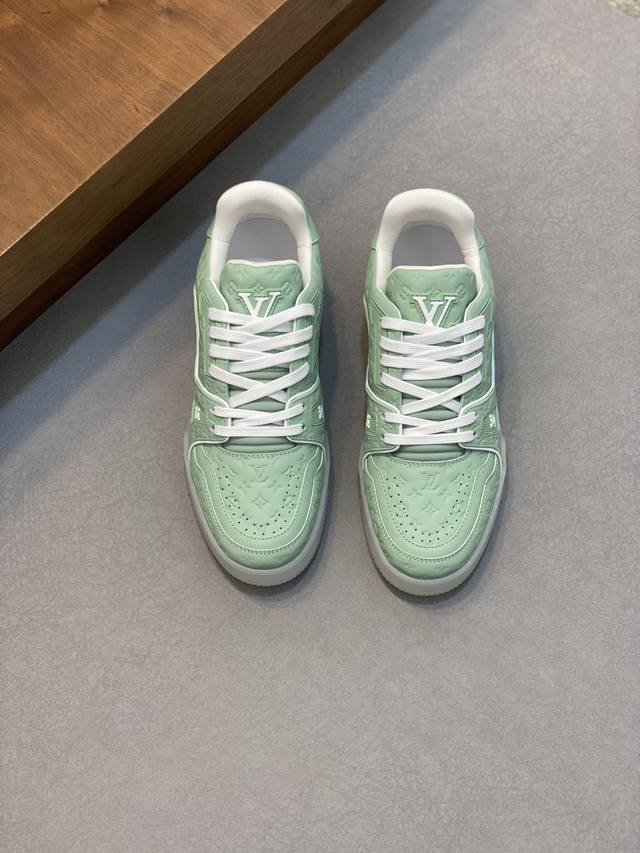 路易威登 女款lv Trainer 男女同款运动鞋“冰岛蓝”出货 现货秒发！ Virgil Abloh 从复古篮球鞋汲取灵感，打造备受青睐的 Lv Traine