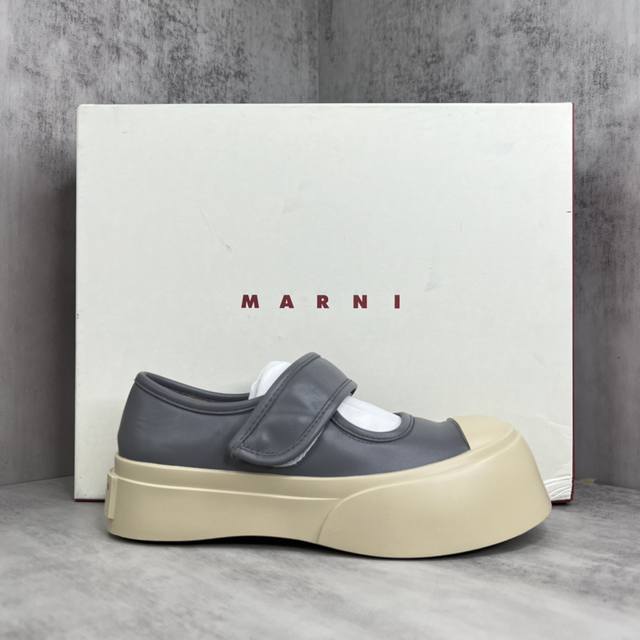 新款上架顶级版本marni 23Ss 大头鞋，非常显高档又舒适，白色黑色都好打理，脚感非常好，完全不打脚 鞋面 牛皮，内里羊皮，鞋垫羊皮，独家开模大底 在增高的