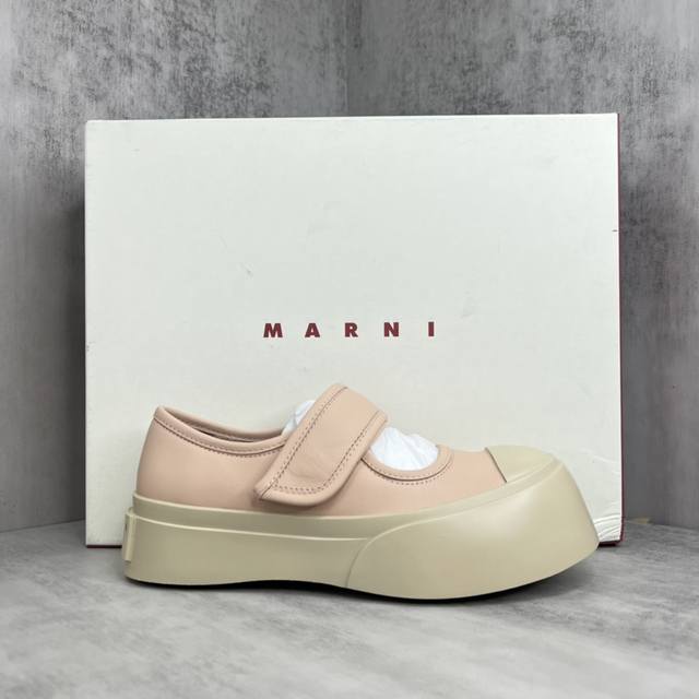 新款上架顶级版本marni 23Ss 大头鞋，非常显高档又舒适，白色黑色都好打理，脚感非常好，完全不打脚 鞋面 牛皮，内里羊皮，鞋垫羊皮，独家开模大底 在增高的