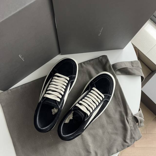 新款ro 'Vans'Archive 时隔15年再度复刻发售rick Owens ＇Vans＇ -暗黑先锋玩家都懂的鞋款，时隔15年再度复刻发售。当年因为酷似v