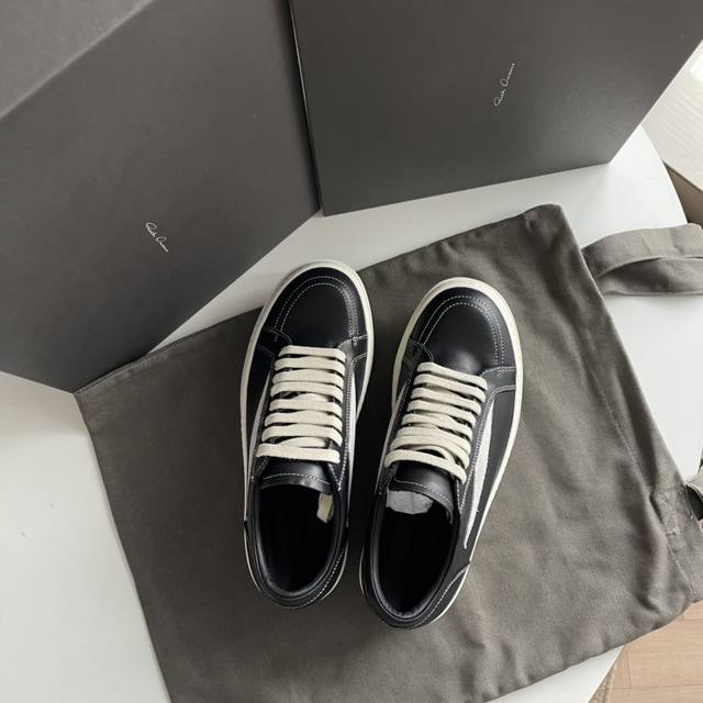 新款ro 'Vans'Archive 时隔15年再度复刻发售rick Owens ＇Vans＇ -暗黑先锋玩家都懂的鞋款，时隔15年再度复刻发售。当年因为酷似v