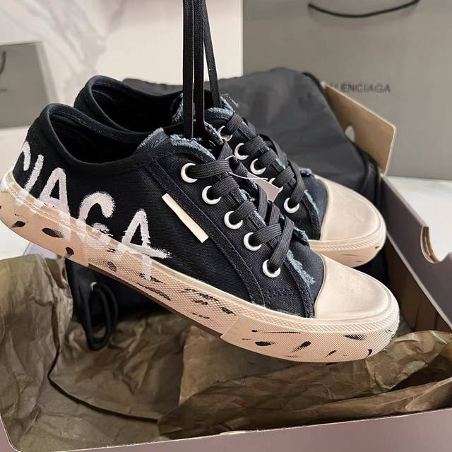 工厂价 Balenciaga巴黎世家帆布半拖做旧休闲鞋板鞋！ 24春夏新色最新paris帆布鞋复古小脏鞋~~最爱的一款休闲布鞋，复古做旧风格，全新paris系列