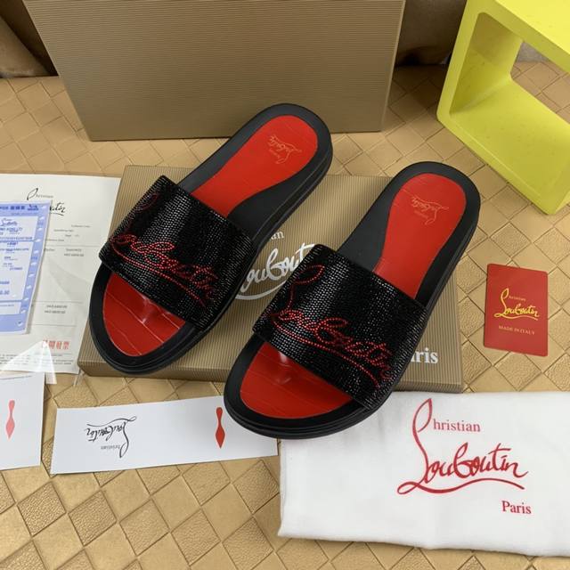 工厂价 。 Christanlouboutin简称cl萝卜丁 男士红底拖鞋凉鞋 Size 38～46 从夏季汲取灵感，池乐趣凉鞋提供大胆诱人的线条。该模型是设置