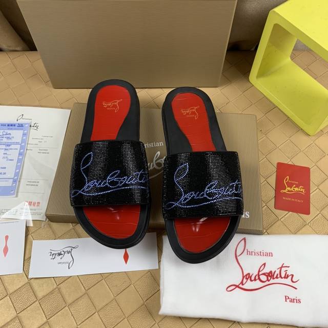 工厂价 。 Christanlouboutin简称cl萝卜丁 男士红底拖鞋凉鞋 Size 38～46 从夏季汲取灵感，池乐趣凉鞋提供大胆诱人的线条。该模型是设置