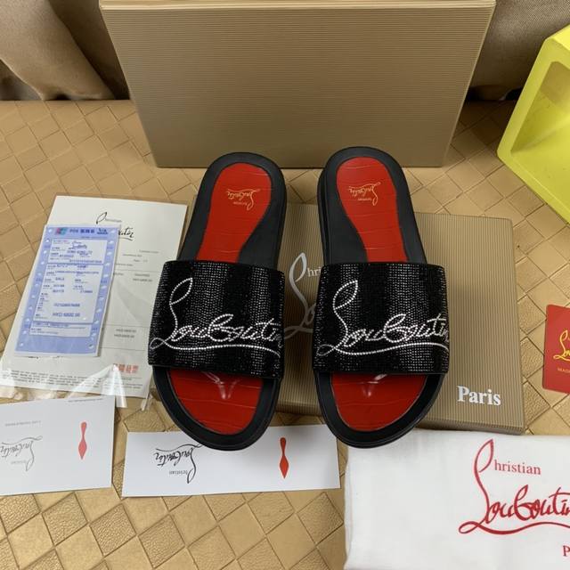 工厂价 。 Christanlouboutin简称cl萝卜丁 男士红底拖鞋凉鞋 Size 38～46 从夏季汲取灵感，池乐趣凉鞋提供大胆诱人的线条。该模型是设置