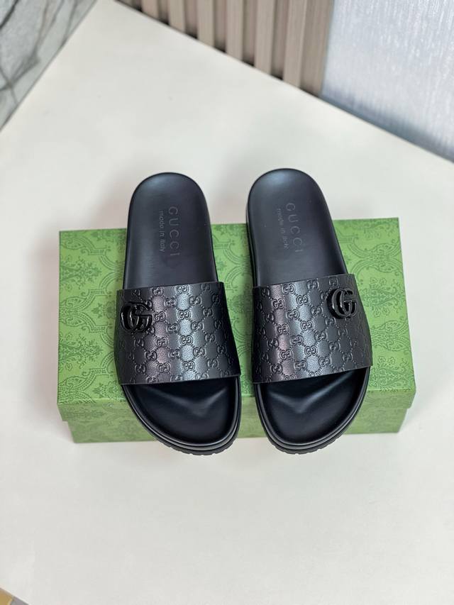 G家 Size 38-45 Gucc 古奇 原单品质 2024男士夏季拖鞋，高端精品，鞋面小牛皮压花，版型宽松舒适，推荐入手，内衬头层小牛皮，双层组合大底！