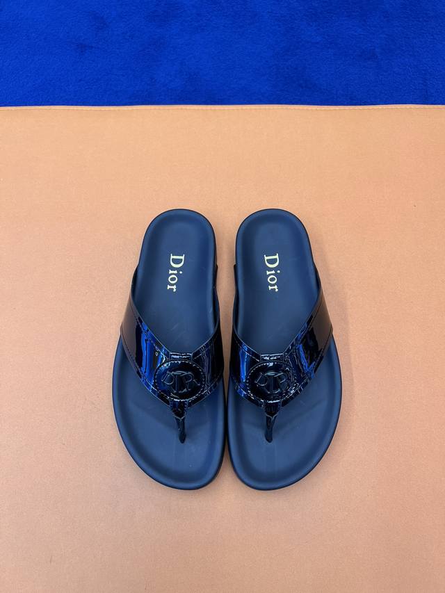 Dior Size 39-45 顶级代购 迪奥 原单品质 2024男士夏季拖鞋，高端精品，鞋面小牛皮压花，版型宽松舒适，推荐入手，内衬头层小牛皮，双层组合大底！