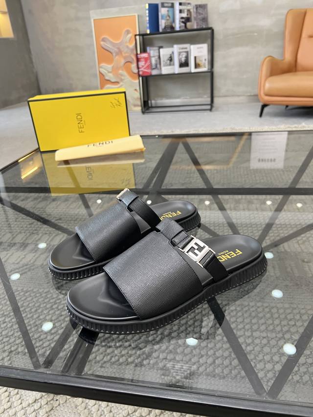 Fendi 芬迪 顶级代购 Lv 男神春夏拖鞋新品专柜同步，鞋面意大利进口牛皮面料，高品质五金拼接工艺，鞋底 原厂特供原版底，独家活动成型底超级舒适，原厂跟单货