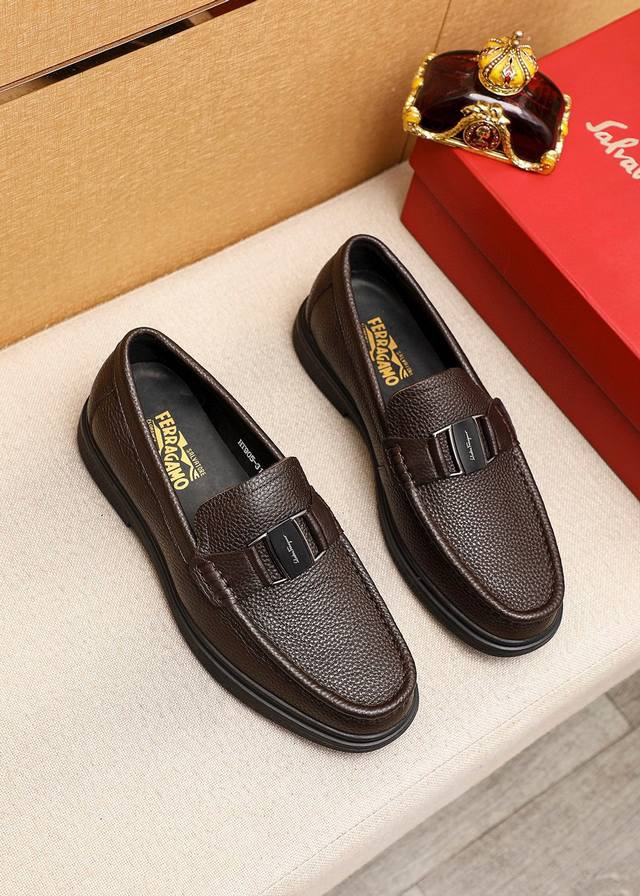 商品商标 Ferragamo 菲拉格慕 休闲皮鞋 正码码数 38-44 45订制 商品材料 精选 进口头层荔枝纹牛皮鞋面+奢华五金扣，进口水染牛皮内里。强烈立体