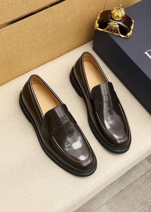 商品商标 Dior 迪奥 休闲皮鞋 正码码数 39-44 38.45订做 商品材料 精选 意大利进口头层开边珠牛皮鞋面，进口水染牛皮内里。强烈立体视觉效果，原版