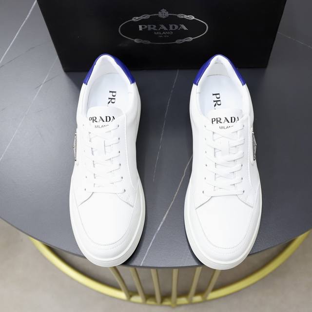 商品商标 Prada 普拉达 休闲鞋 正码码数 38-44。45定制 商品材料 男鞋高端品牌 官网1 1最新力作 鞋面采用意大利进口原厂面料羊皮内里制作，让行走