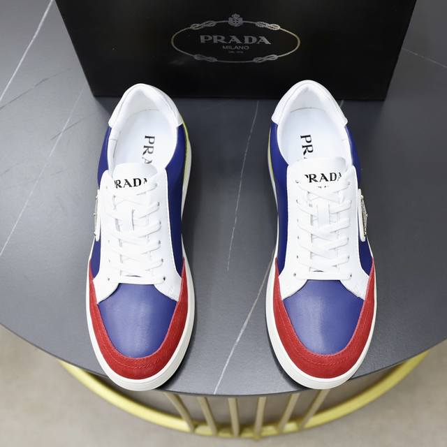 商品商标 Prada 普拉达 休闲鞋 正码码数 38-44。45定制 商品材料 男鞋高端品牌 官网1 1最新力作 鞋面采用意大利进口原厂面料羊皮内里制作，让行走