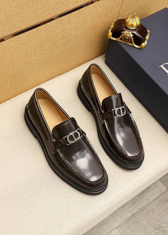 商品商标 Dior 迪奥 休闲皮鞋 正码码数 39-44 38.45订做 商品材料 精选 意大利进口头层开边珠牛皮鞋面+经典五金扣，进口水染牛皮内里。强烈立体视