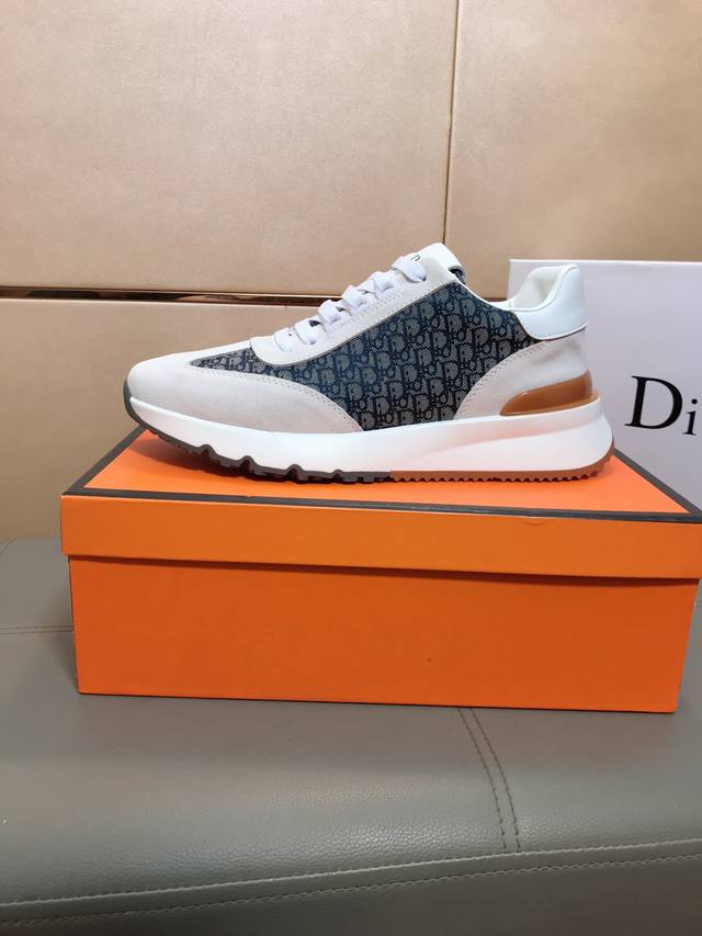 工厂价 Dior 迪奥 新款低帮高端精品，男士时尚休闲鞋，颇具特色，鞋面进口柔软牛皮+印花面料，一展设计格调，羊皮内里,鞋垫，脚感柔软舒适，原版耐磨专用大底！S