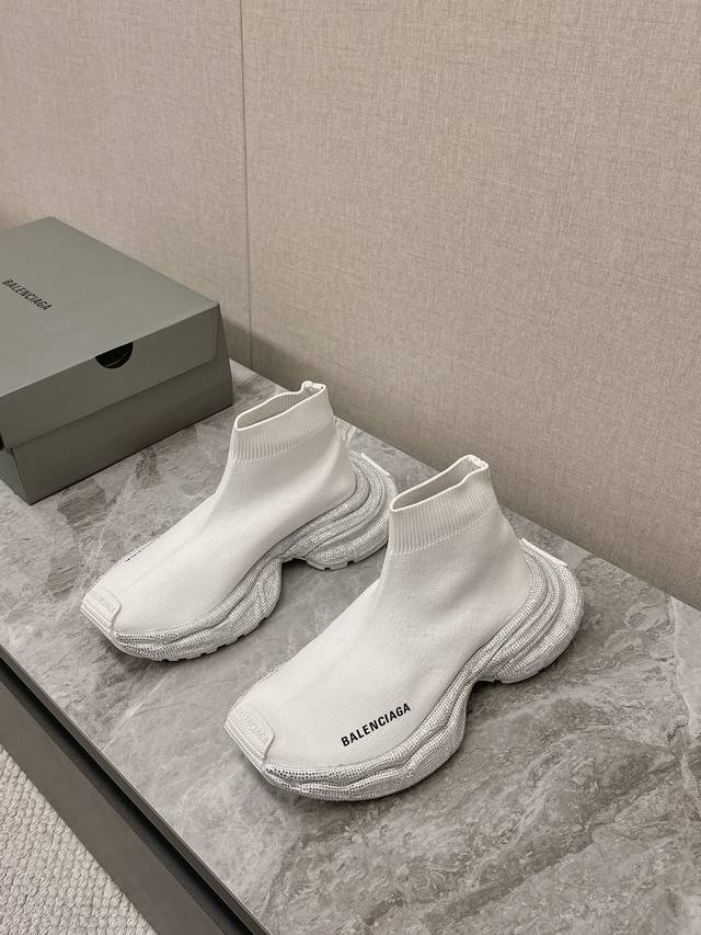 男装10 Balenciaga巴黎世家手工烫钻3Xl袜子鞋系列 复古休闲运动鞋 系列推出探索时尚界对于原创与挪用的概念、以全新系列致敬传承与经典，以标志性bal