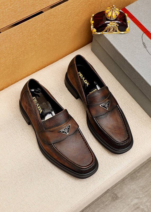 商品商标 Prada 普拉达 休闲皮鞋 正码码数 38-44 45.46订制 商品材料 精选 进口头层小牛皮鞋面+奢华五金扣，进口水染牛皮内里。强烈立体视觉效果