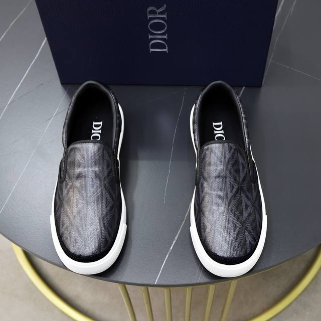 出厂价 品牌 Dior 迪奥 标准码 男码38-44 45定制 等级 官网同款 材料 顶级原版牛皮拼接而成 原版耐磨轻便大底 款式类别 男士潮流时尚休闲鞋 尊贵