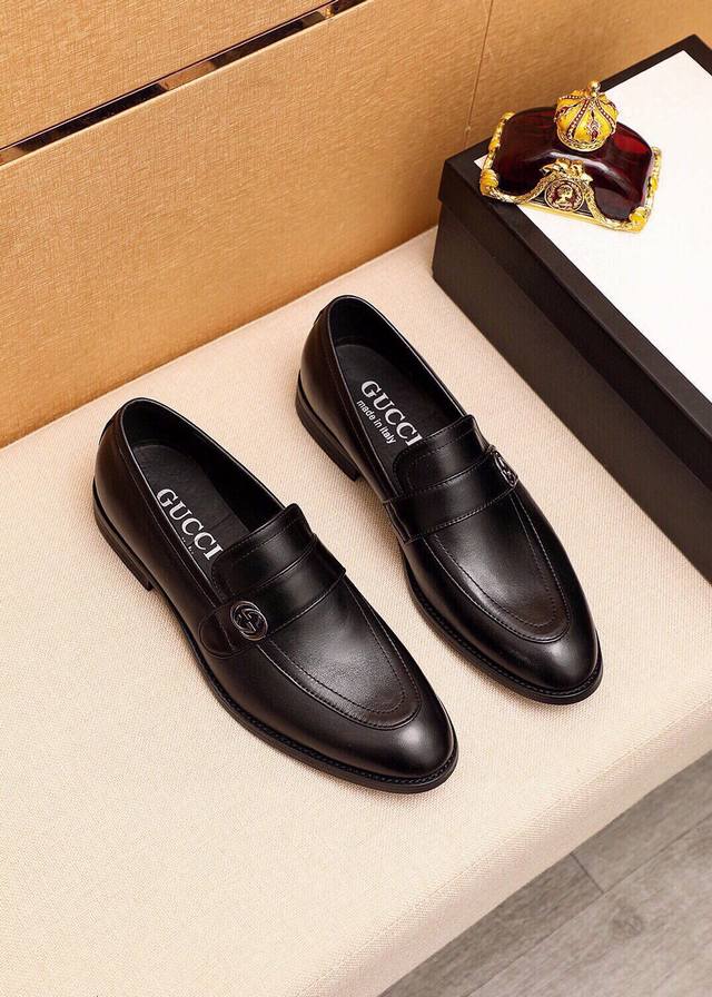 商品商标 Gucci 古驰 休闲皮鞋 正码码数 39-44 38.45.46订制 商品材料 精选 进口头层小牛皮鞋面+原版五金扣，进口羊皮内里。强烈立体视觉效果