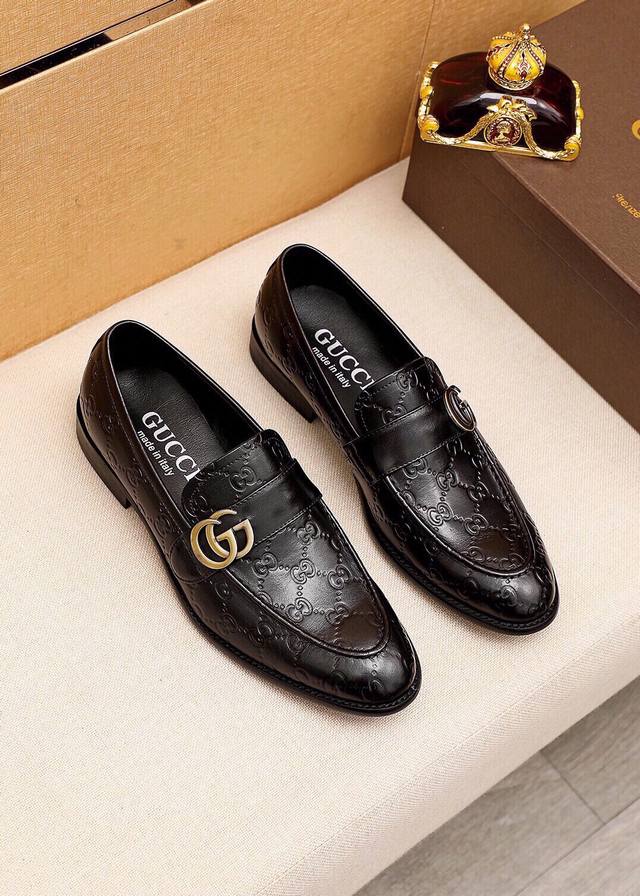 商品商标 Gucci 古驰 休闲皮鞋 正码码数 39-44 38.45.46订制 商品材料 精选 进口头层小牛皮压花鞋面+原版五金扣，进口羊皮内里。强烈立体视觉