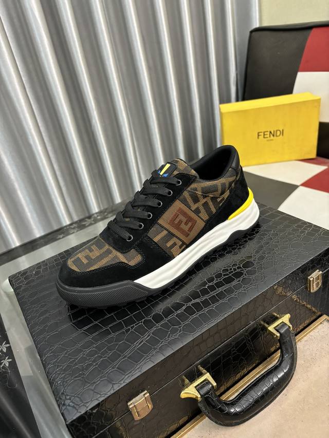 出厂价 Fendi 芬迪 男士最新款休闲鞋！专柜同步上市！原版一比一复刻。全进口头层小牛皮制面，内里采用头层水染牛皮，原版原厂特供橡胶大底。引领时尚新概念。配码