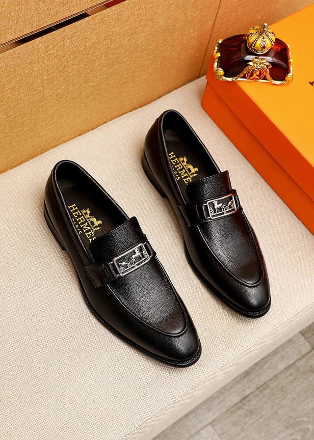 商品商标 Hermes 爱马仕 休闲皮鞋 正码码数 39-44 38.45.46订制 商品材料 精选 进口头层荔枝纹小牛皮鞋面+经典五金扣，进口水染牛皮内里。强