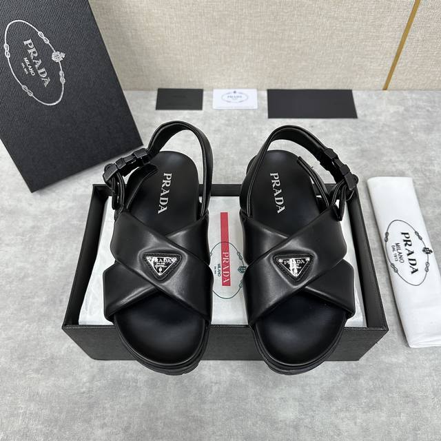 P家新品 Prad* 普拉-达 新款男士柔软羊皮凉鞋拖鞋 这款极简运动凉鞋采用羊皮鞋面打造 塑就轻盈优雅风格 搭配可调节插扣设计 交叉饰带鞋面 涂珐琅金属三角形