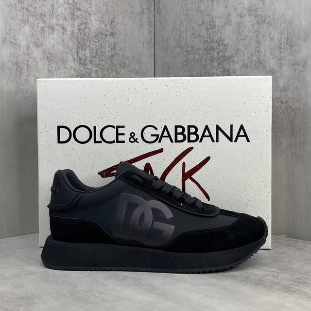 新款上架 Dolce&Gabbana 杜嘉班纳 情侣休闲运动鞋 Dg Together 系列以品牌 Dna 摩登视角灵感源泉 新一代年轻人为设计出发点。全新 S