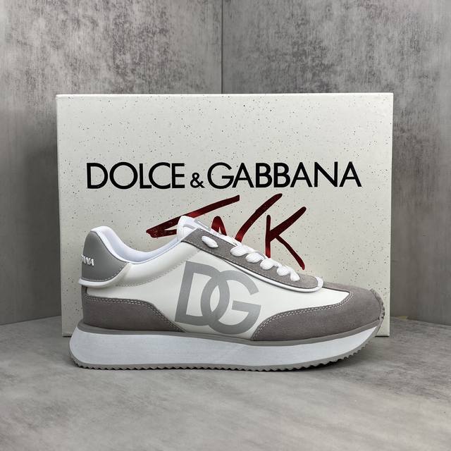 新款上架 Dolce&Gabbana 杜嘉班纳 情侣休闲运动鞋 Dg Together 系列以品牌 Dna 摩登视角灵感源泉 新一代年轻人为设计出发点。全新 S