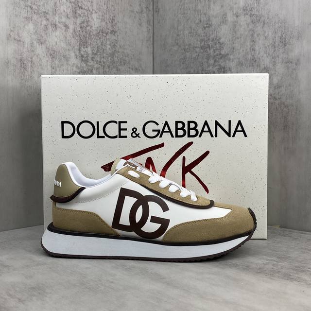 新款上架 Dolce&Gabbana 杜嘉班纳 情侣休闲运动鞋 Dg Together 系列以品牌 Dna 摩登视角灵感源泉 新一代年轻人为设计出发点。全新 S