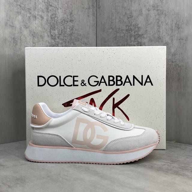 新款上架 Dolce&Gabbana 杜嘉班纳 情侣休闲运动鞋 Dg Together 系列以品牌 Dna 摩登视角灵感源泉 新一代年轻人为设计出发点。全新 S