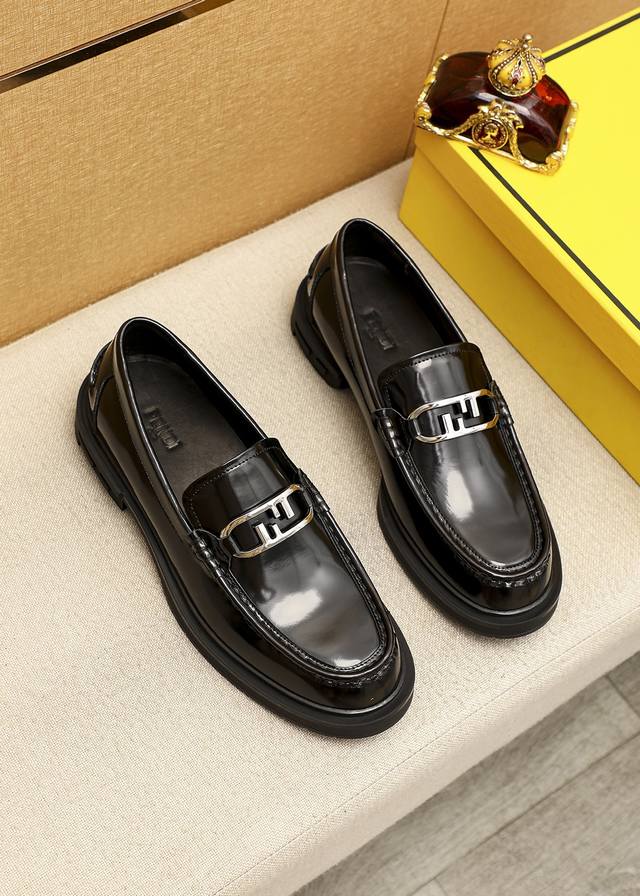 商品商标：Fendi 芬迪 休闲皮鞋 正码码数 38-44 45订制 商品材料：精选 进口头层开边珠牛皮鞋面+奢华五金扣，进口牛内里。强烈立体视觉效果，原版橡胶