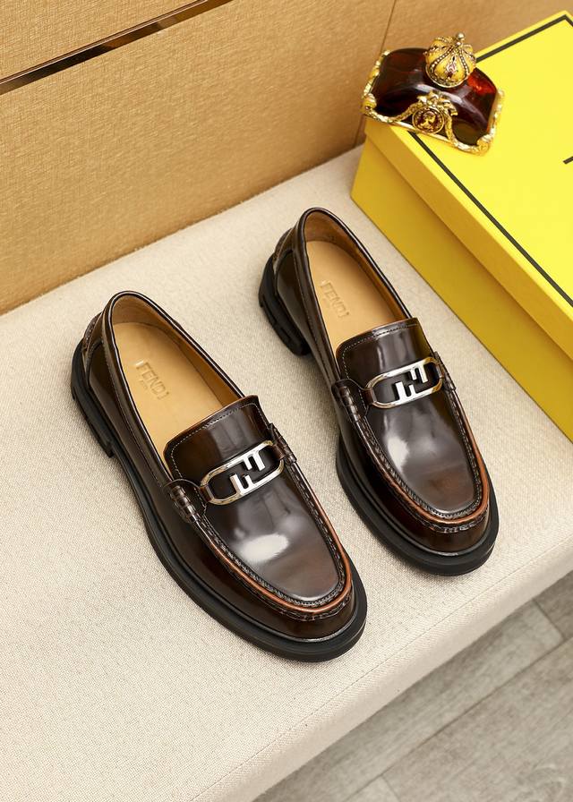 商品商标：Fendi 芬迪 休闲皮鞋 正码码数 38-44 45订制 商品材料：精选 进口头层开边珠牛皮鞋面+奢华五金扣，进口牛内里。强烈立体视觉效果，原版橡胶