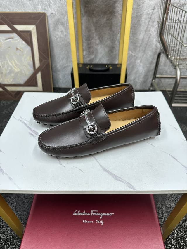 元。 Ferragamo-菲拉格慕 原单品质 独家新款正装皮鞋 专柜新款同步 精致手工缝线 做工细节堪比专柜 鞋面牛皮胚改色，牛皮内里 原版意大利真皮大底 39