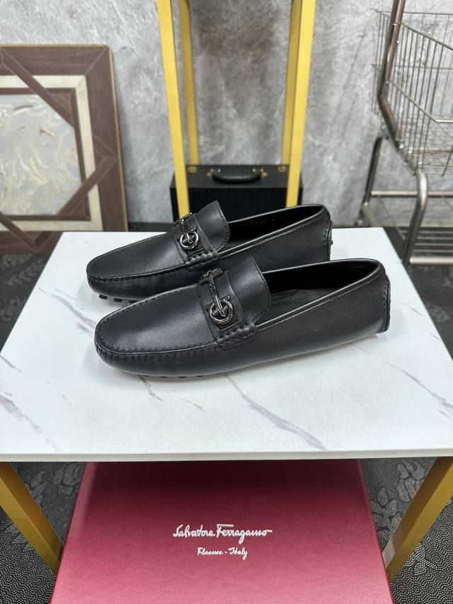 元。 Ferragamo-菲拉格慕 原单品质 独家新款正装皮鞋 专柜新款同步 精致手工缝线 做工细节堪比专柜 鞋面牛皮胚改色，牛皮内里 原版意大利真皮大底 39