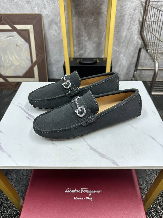 元。 Ferragamo-菲拉格慕 原单品质 独家新款正装皮鞋 专柜新款同步 精致手工缝线 做工细节堪比专柜 鞋面牛皮胚改色，牛皮内里 原版意大利真皮大底 39