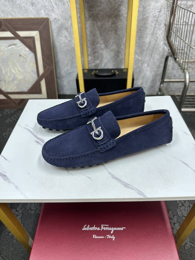 元。 Ferragamo-菲拉格慕 原单品质 独家新款正装皮鞋 专柜新款同步 精致手工缝线 做工细节堪比专柜 鞋面牛皮胚改色，牛皮内里 原版意大利真皮大底 39