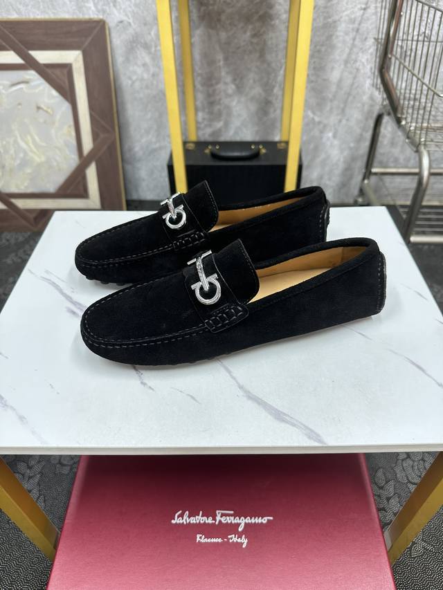 元。 Ferragamo-菲拉格慕 原单品质 独家新款正装皮鞋 专柜新款同步 精致手工缝线 做工细节堪比专柜 鞋面牛皮胚改色，牛皮内里 原版意大利真皮大底 39