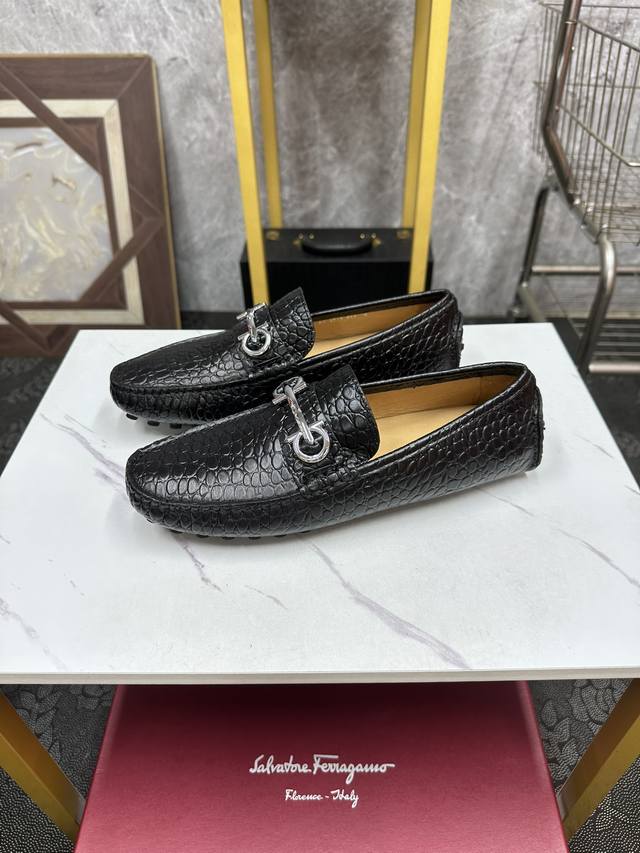 元。 Ferragamo-菲拉格慕 原单品质 独家新款正装皮鞋 专柜新款同步 精致手工缝线 做工细节堪比专柜 鞋面牛皮胚改色，牛皮内里 原版意大利真皮大底 39