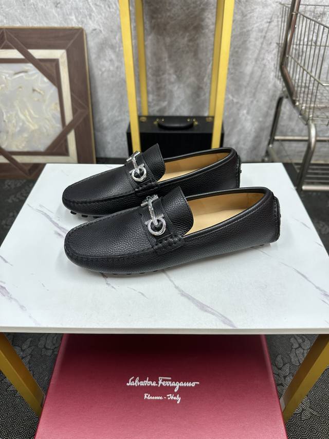 元。 Ferragamo-菲拉格慕 原单品质 独家新款正装皮鞋 专柜新款同步 精致手工缝线 做工细节堪比专柜 鞋面牛皮胚改色，牛皮内里 原版意大利真皮大底 39