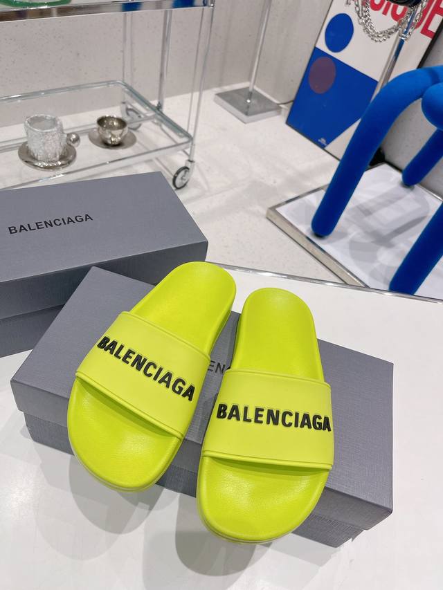 情侣款 巴黎世家balenciga 一字拖鞋系列 五颜六色 总有你喜欢的颜色 随意搭配 夏季去哪里都可以穿 发泡大底 轻盈舒适 35-45 脚肥脚宽建议大一码